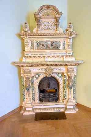 Фасадный дом, закрытая территория, вход с улицы, лифт, балкон, количество спален 2 Rīga