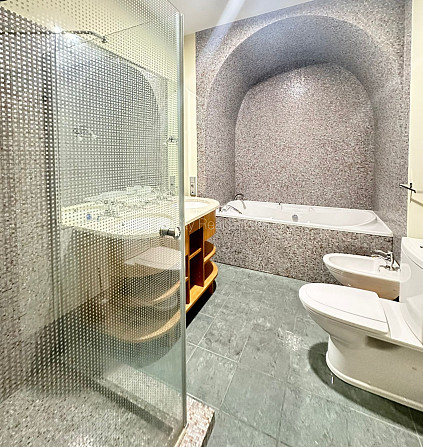 Фасадный дом, реновированный дом, благоустроенная озеленённая территория, Рига - изображение 17