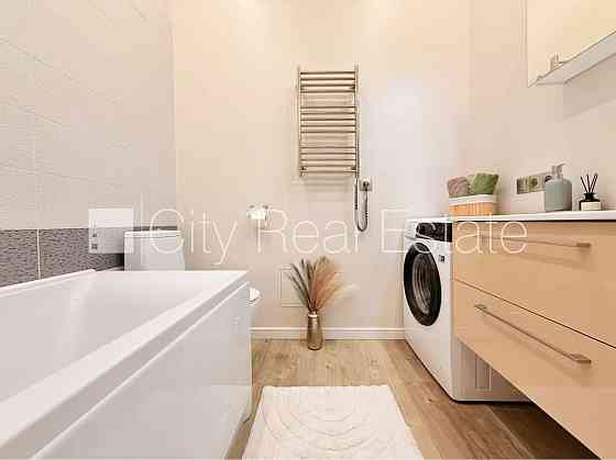 Реновированный дом, закрытый двор, лифт, лестничная клетка после капитального Rīga