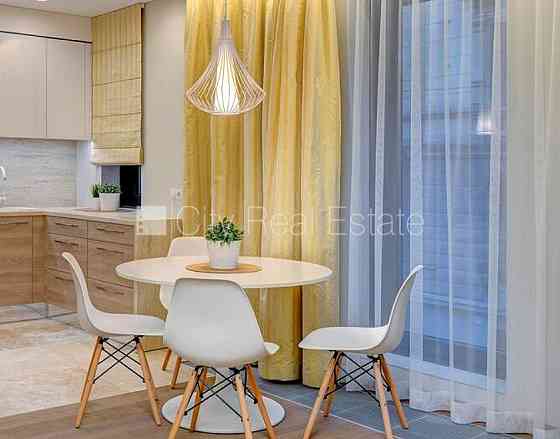 Новостройка, благоустроенная озеленённая территория, подъездная дорога покрыта Rīga