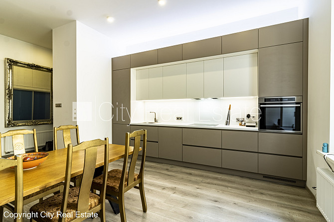 Здание во дворе, реновированный дом, закрытый двор, вход со двора, бельэтаж, Рига - изображение 8