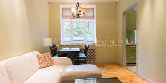 Фасадный дом, место для машины, лифт, балкон, окна выходят на улицу, количество Rīga