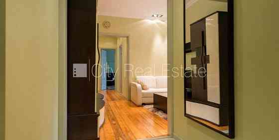 Фасадный дом, место для машины, лифт, балкон, окна выходят на улицу, количество Rīga