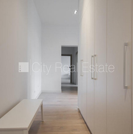 Fasādes māja, vieta automašīnai, ir lifts, balkons, logi vērsti uz ielas pusi, guļamistabu Rīga - foto 20