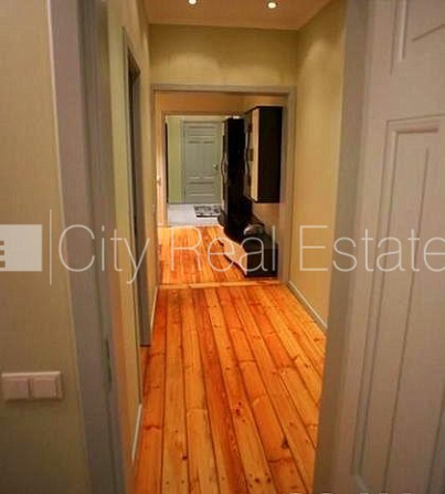 Fasādes māja, vieta automašīnai, ir lifts, balkons, logi vērsti uz ielas pusi, guļamistabu Rīga - foto 5