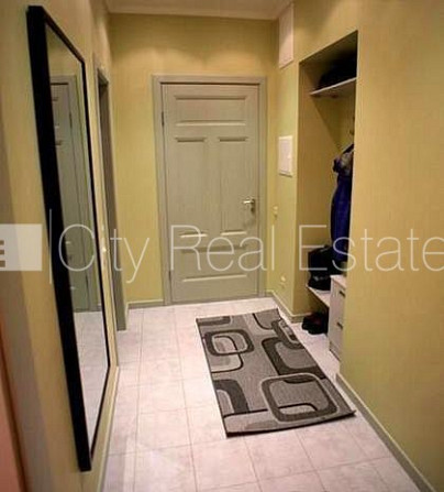 Fasādes māja, vieta automašīnai, ir lifts, balkons, logi vērsti uz ielas pusi, guļamistabu Rīga - foto 12