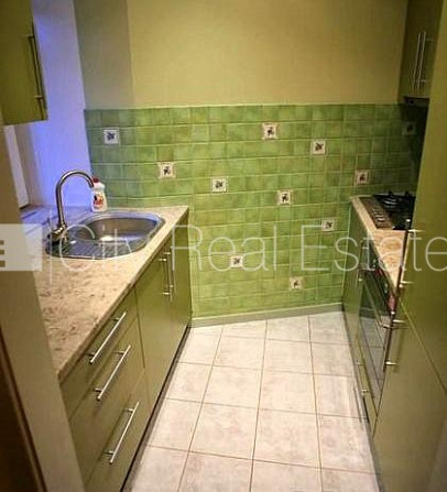 Fasādes māja, vieta automašīnai, ir lifts, balkons, logi vērsti uz ielas pusi, guļamistabu Rīga - foto 11