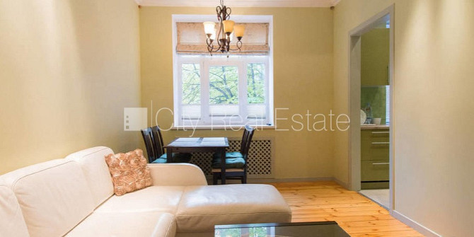 Fasādes māja, vieta automašīnai, ir lifts, balkons, logi vērsti uz ielas pusi, guļamistabu Rīga - foto 3