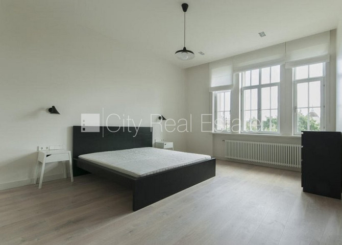 Fasādes māja, vieta automašīnai, ir lifts, balkons, logi vērsti uz ielas pusi, guļamistabu Rīga - foto 18