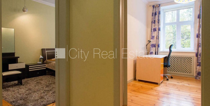 Fasādes māja, vieta automašīnai, ir lifts, balkons, logi vērsti uz ielas pusi, guļamistabu Rīga - foto 8