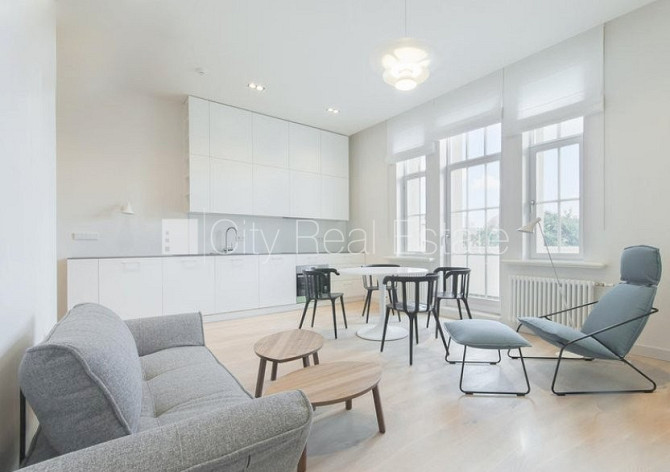 Fasādes māja, vieta automašīnai, ir lifts, balkons, logi vērsti uz ielas pusi, guļamistabu Rīga - foto 14