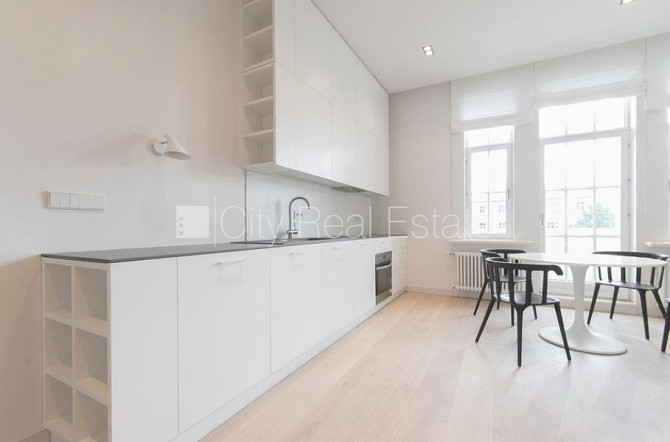 Fasādes māja, vieta automašīnai, ir lifts, balkons, logi vērsti uz ielas pusi, guļamistabu Rīga - foto 15