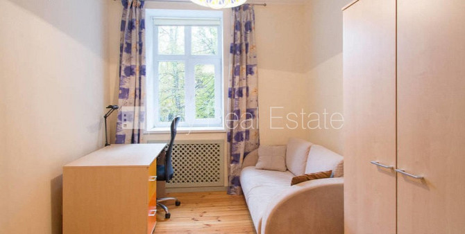 Fasādes māja, vieta automašīnai, ir lifts, balkons, logi vērsti uz ielas pusi, guļamistabu Rīga - foto 9