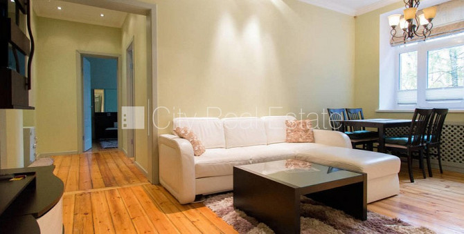 Fasādes māja, vieta automašīnai, ir lifts, balkons, logi vērsti uz ielas pusi, guļamistabu Rīga - foto 1