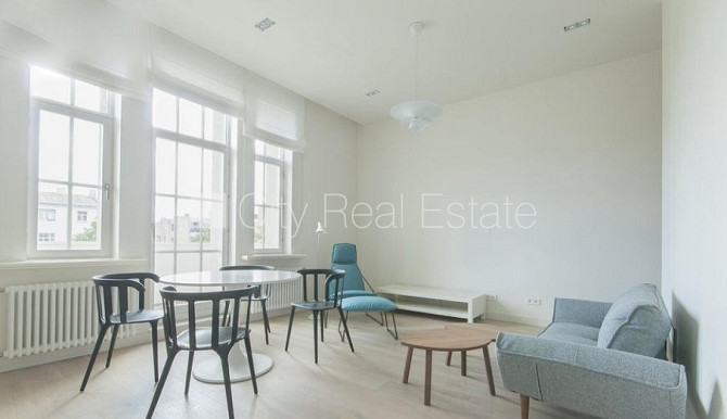 Fasādes māja, vieta automašīnai, ir lifts, balkons, logi vērsti uz ielas pusi, guļamistabu Rīga - foto 17