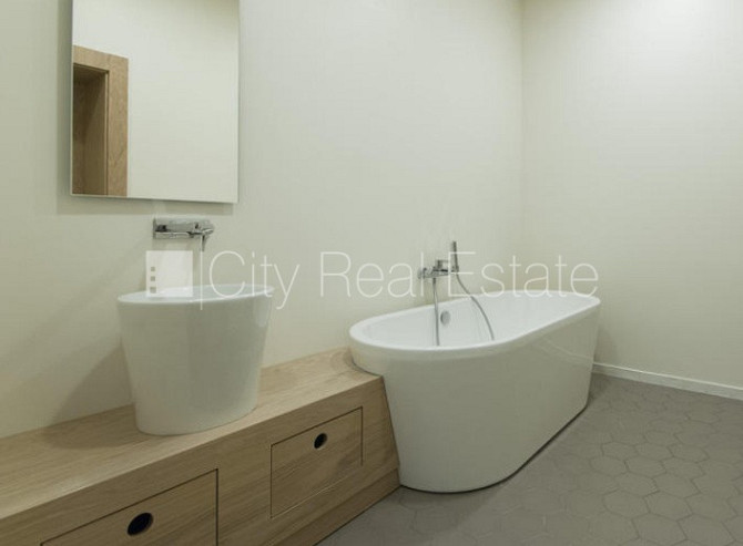 Fasādes māja, vieta automašīnai, ir lifts, balkons, logi vērsti uz ielas pusi, guļamistabu Rīga - foto 19