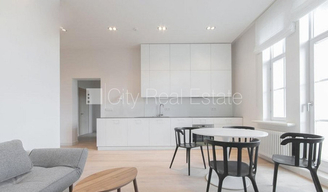 Fasādes māja, vieta automašīnai, ir lifts, balkons, logi vērsti uz ielas pusi, guļamistabu Rīga - foto 16