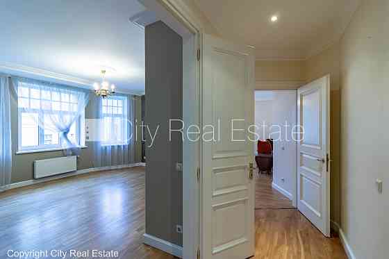 Фасадный дом, реновированный дом, закрытый двор, место для машины, вход с улицы и Rīga