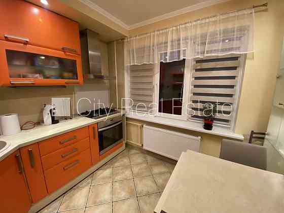 Благоустроенный озеленённый двор, место для машины, застеклённая лоджия, Rīga