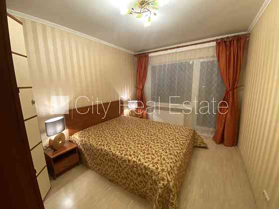 Благоустроенный озеленённый двор, место для машины, застеклённая лоджия, Rīga