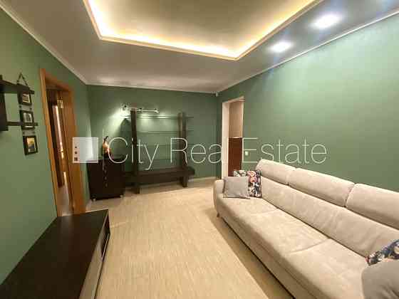 Благоустроенный озеленённый двор, место для машины, застеклённая лоджия, Rīga