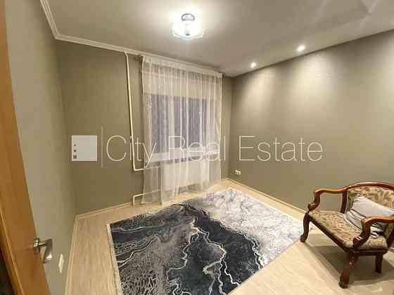 Благоустроенный озеленённый двор, место для машины, застеклённая лоджия, Rīga