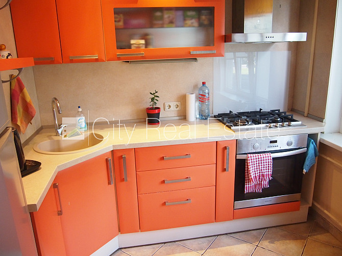 Labiekārtots apzaļumots pagalms, vieta automašīnai, iestiklota lodžija, guļamistabu skaits 2 Rīga - foto 9