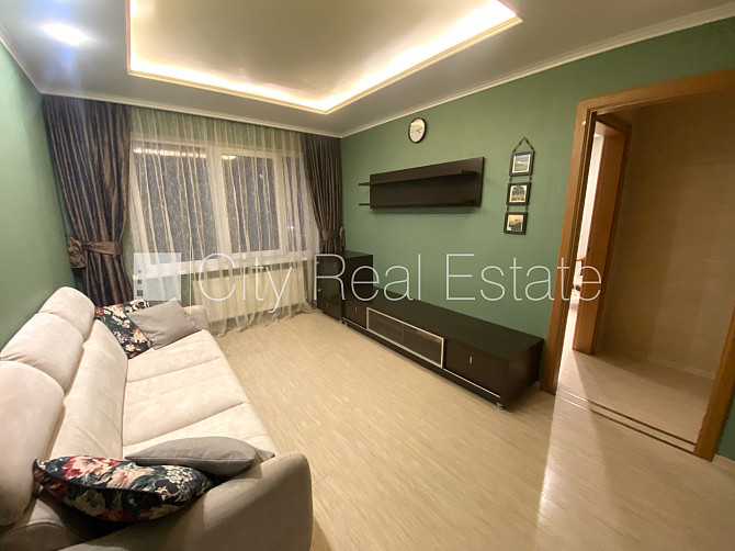 Labiekārtots apzaļumots pagalms, vieta automašīnai, iestiklota lodžija, guļamistabu skaits 2 Rīga - foto 1