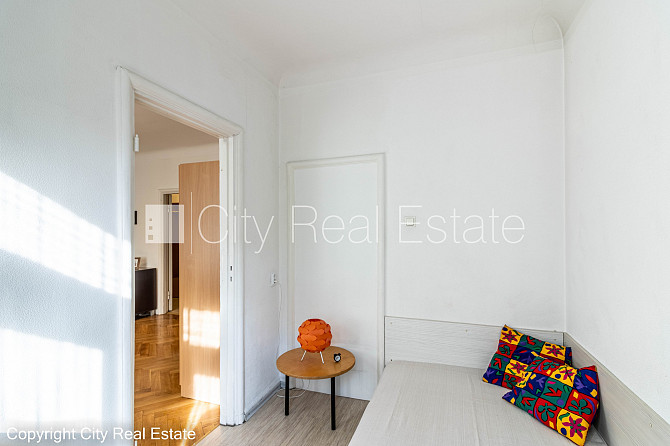 Fasādes māja, renovēta māja, ieeja no ielas, kāpņu telpa pēc kosmētiskā remonta, logi Rīga - foto 11