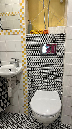 Fasādes māja, renovēta māja, labiekārtots apzaļumots pagalms, ieeja no ielas, studio tipa, Rīga - foto 9