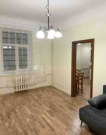 Фасадный дом, благоустроенная озеленённая территория, вход с улицы и со двора, Rīga