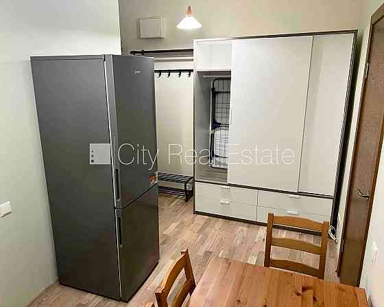 Фасадный дом, благоустроенная озеленённая территория, вход с улицы и со двора, Rīga