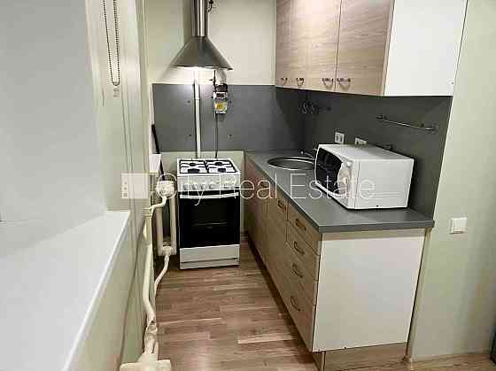 Фасадный дом, благоустроенная озеленённая территория, вход с улицы и со двора, Rīga