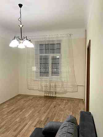 Фасадный дом, благоустроенная озеленённая территория, вход с улицы и со двора, Rīga