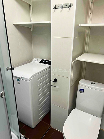 Fasādes māja, labiekārtota apzaļumota teritorija, ieeja no ielas un pagalma, kāpņu telpa pēc Rīga - foto 9