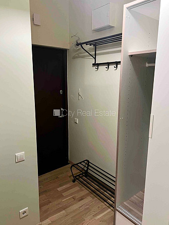 Fasādes māja, labiekārtota apzaļumota teritorija, ieeja no ielas un pagalma, kāpņu telpa pēc Rīga - foto 8