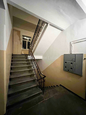 Fasādes māja, labiekārtota apzaļumota teritorija, ieeja no ielas un pagalma, kāpņu telpa pēc Rīga - foto 11