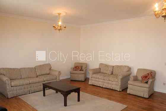 Фасадный дом, реновированный дом, закрытый двор, вход с улицы и со двора, лифт, Rīga