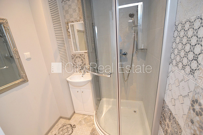 Фасадный дом, вход с улицы, лифт, лестничная клетка после косметического ремонта, Рига - изображение 12