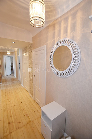 Фасадный дом, вход с улицы, лифт, лестничная клетка после косметического ремонта, Рига - изображение 7