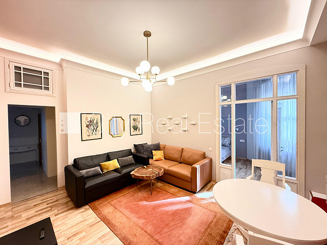 Pagalma māja, renovēta māja, labiekārtota apzaļumota teritorija, slēgts pagalms, teritorijas Rīga - foto 3