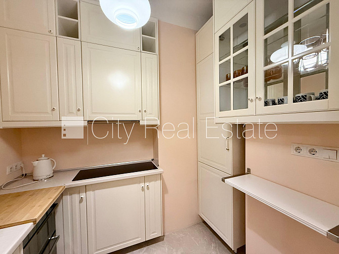 Pagalma māja, renovēta māja, labiekārtota apzaļumota teritorija, slēgts pagalms, teritorijas Rīga - foto 6