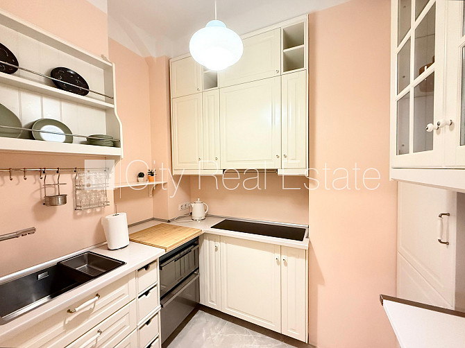 Pagalma māja, renovēta māja, labiekārtota apzaļumota teritorija, slēgts pagalms, teritorijas Rīga - foto 5