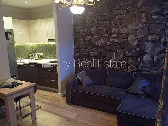 Фасадный дом, вход со двора, количество спален 1 шт., студио, кухня объединена с Rīga