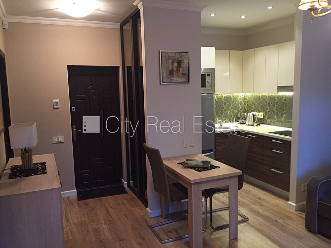 Fasādes māja, ieeja no pagalma, guļamistabu skaits 1 gab., studio tipa, virtuve apvienota ar Rīga - foto 2