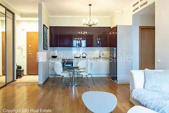 Новостройка, фасадный дом, благоустроенная озеленённая территория, закрытый Rīga