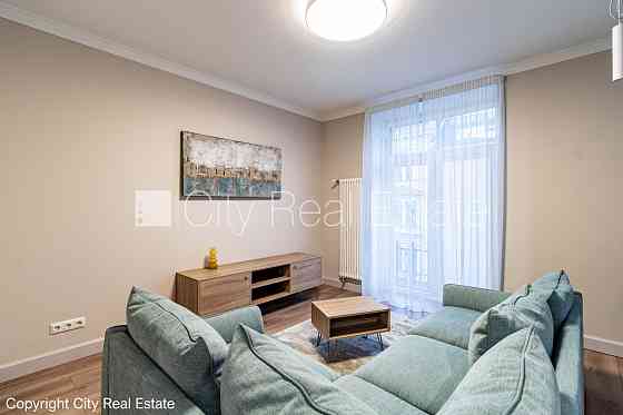 Фасадный дом, закрытый двор, вход со двора, французский балкон, окна выходят в обе Rīga