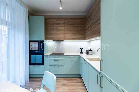 Фасадный дом, закрытый двор, вход со двора, французский балкон, окна выходят в обе Rīga