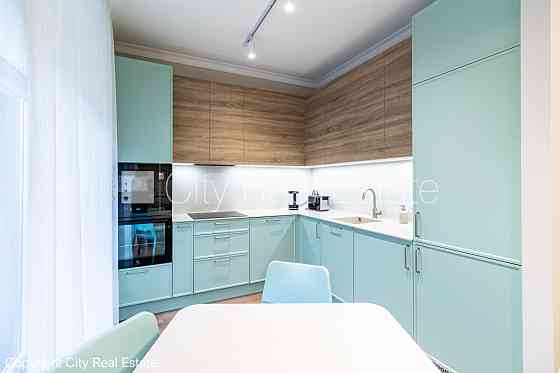 Фасадный дом, закрытый двор, вход со двора, французский балкон, окна выходят в обе Rīga