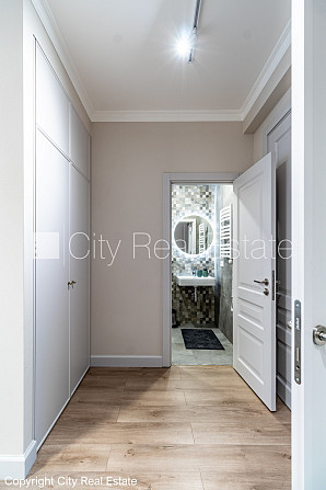 Fasādes māja, slēgts pagalms, ieeja no pagalma, franču balkons, logi vērsti mājas abās Rīga - foto 12